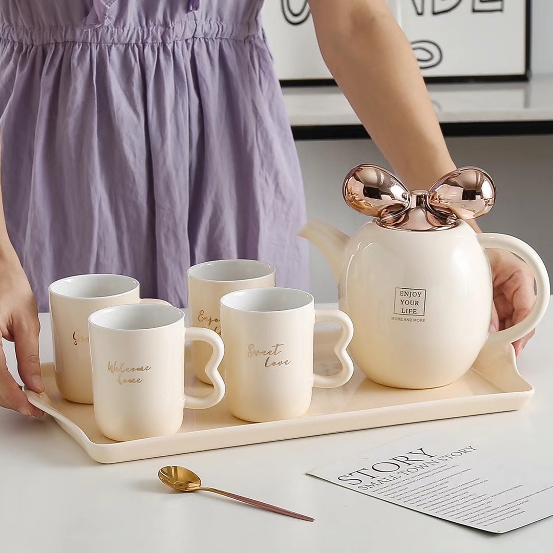 Traje de hervidor de estilo nórdico personalizado Taza de combinación de botella de agua fría de cerámica personalizada Taza de café chapada en oro con bandeja Taza