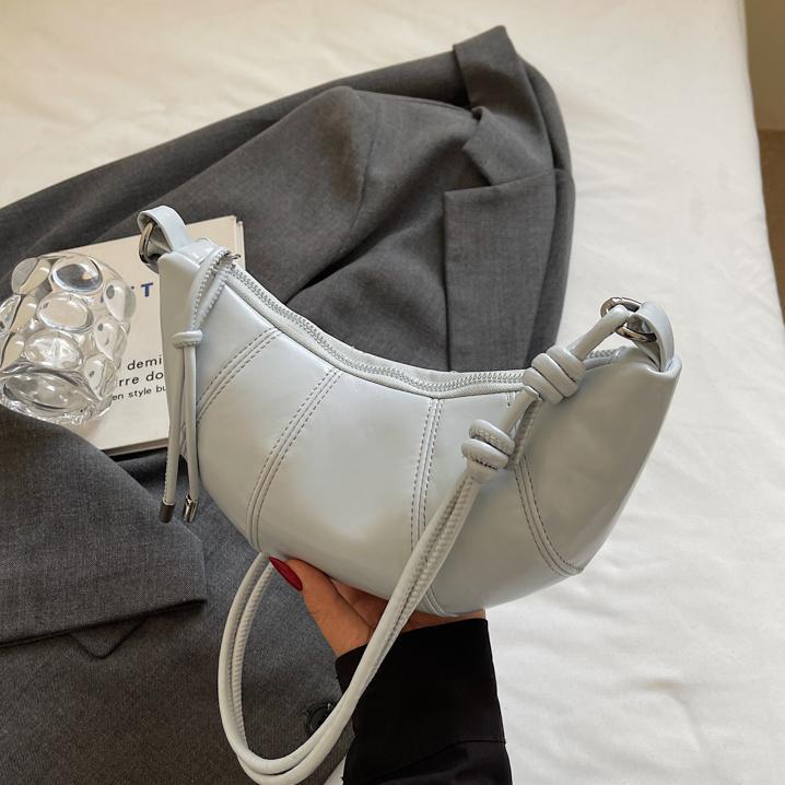 Bolso de todo fósforo de diseño de nicho para mujer 2025 nuevo bolso de cuerno de costura de color sólido bolso de axila de sentido avanzado de viaje casual