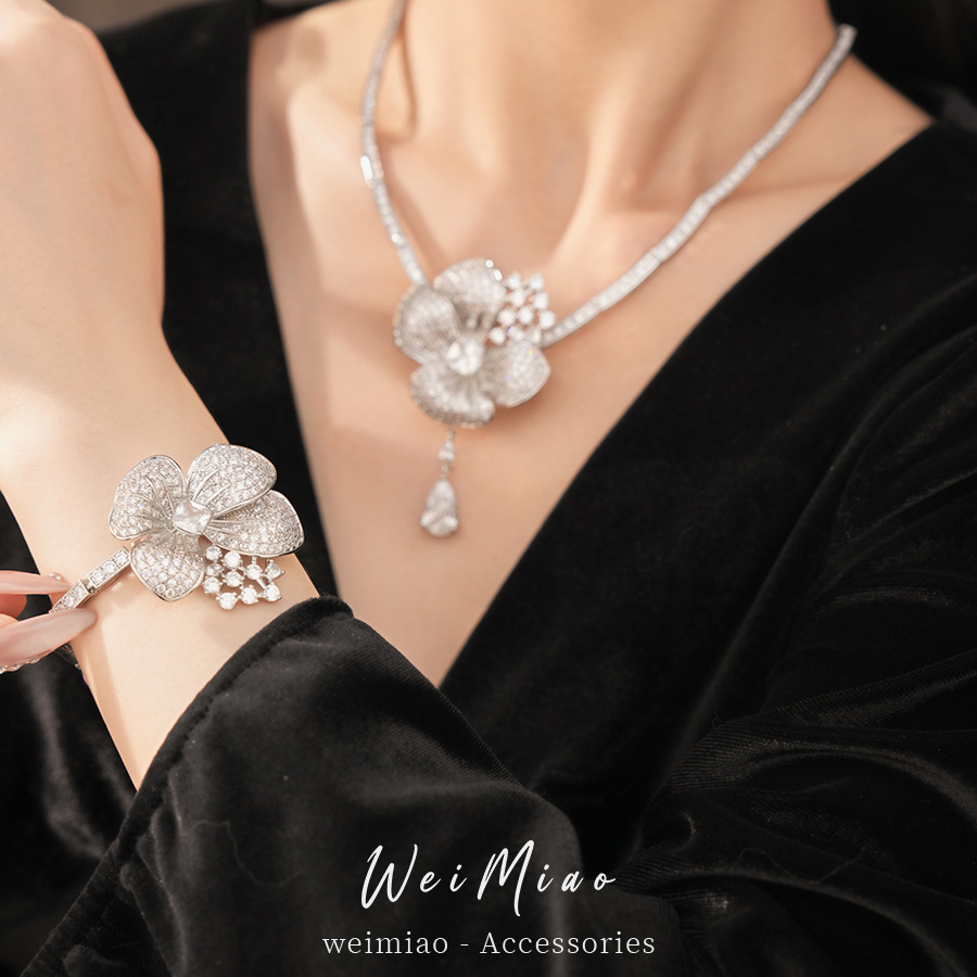 Collar de gota de flores de piedra ligeramente lujoso nicho cerradura palacio estilo sofisticado conjunto de joyería de alto nivel al por mayor