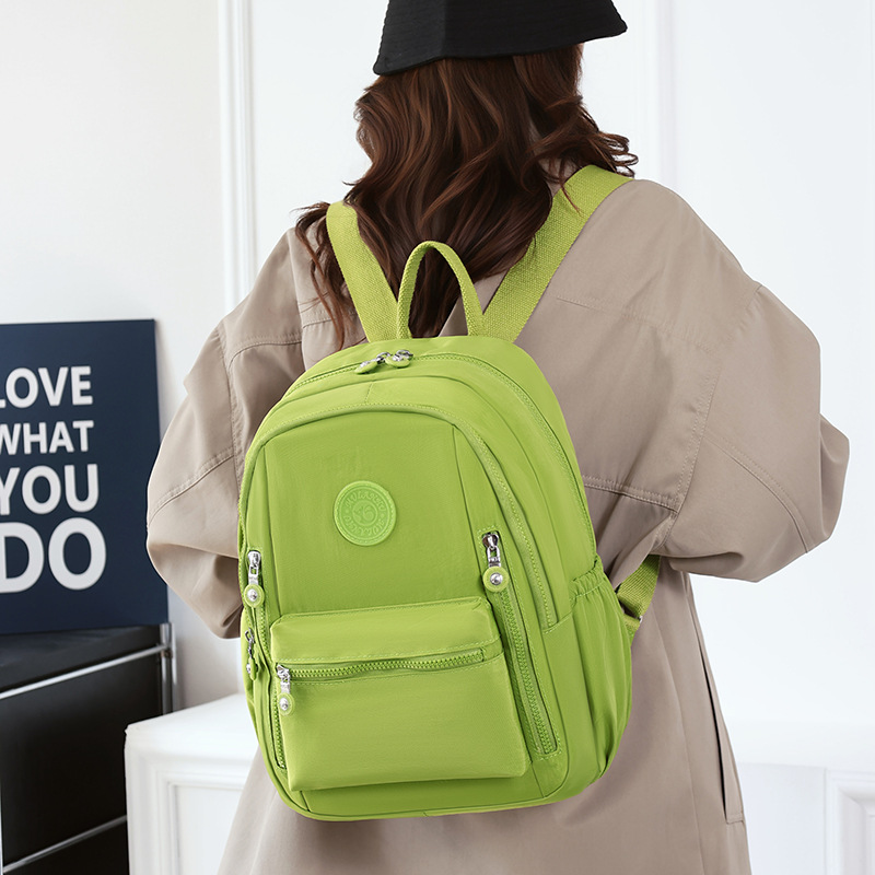 Mochila femenina 2025 nueva mochila de viaje de moda de gran capacidad, ligera tela de nylon casual y bolso de hombro