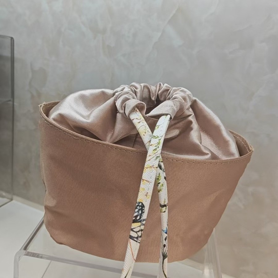 Luxury satin lined drawstring pouch with floral pattern, dustproof storage bag for cosmetics