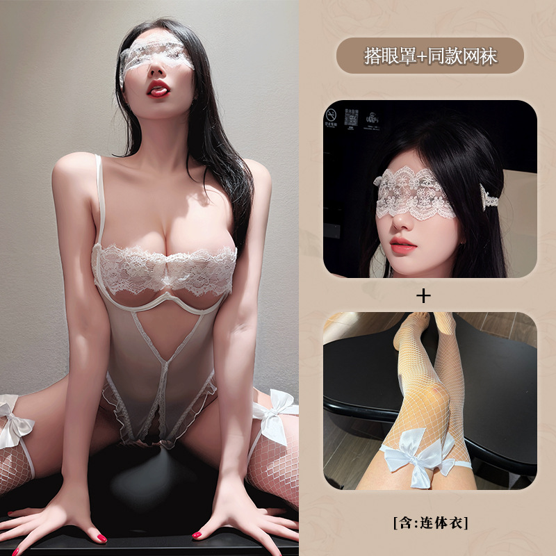 흰색 점프수트 + 아이 마스크 + 어울리는 망사 스타킹