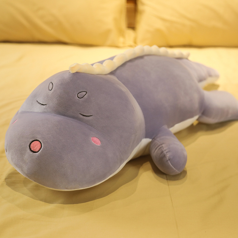 かわいい恐竜のぬいぐるみのベッドの上で寝ます。|undefined