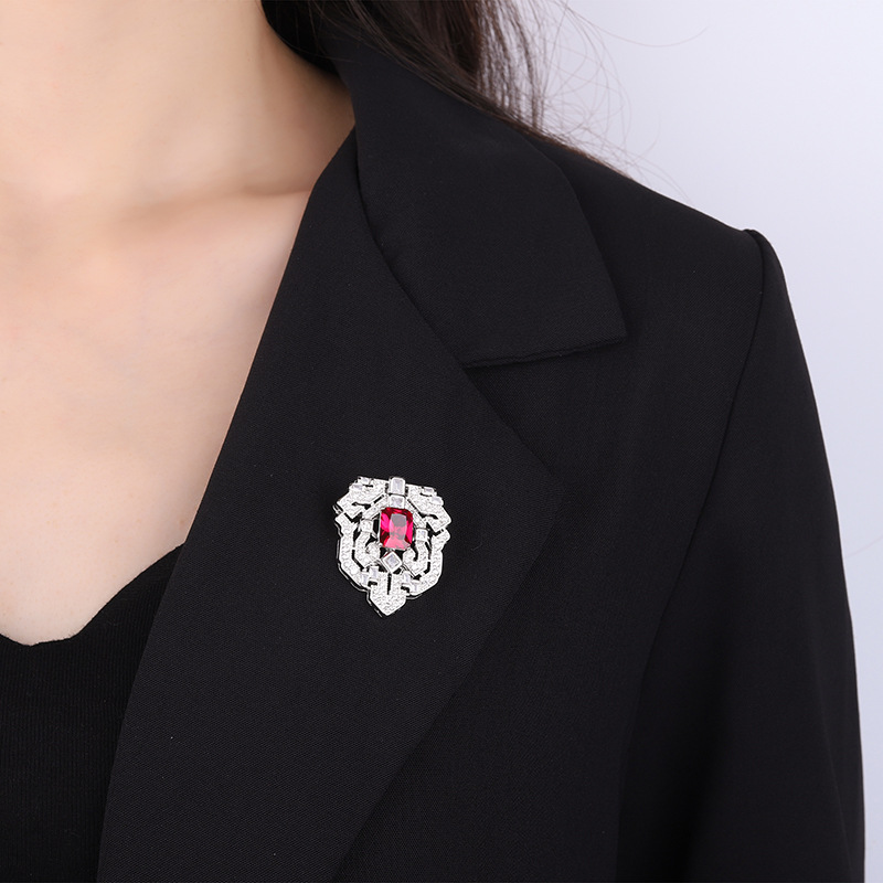 Zhuang Sheng joyería estilo coreano elegante broche de mujer colorido tesoro europeo y americano diamante incrustado artificial Esmeralda broche rojo Accesorios
