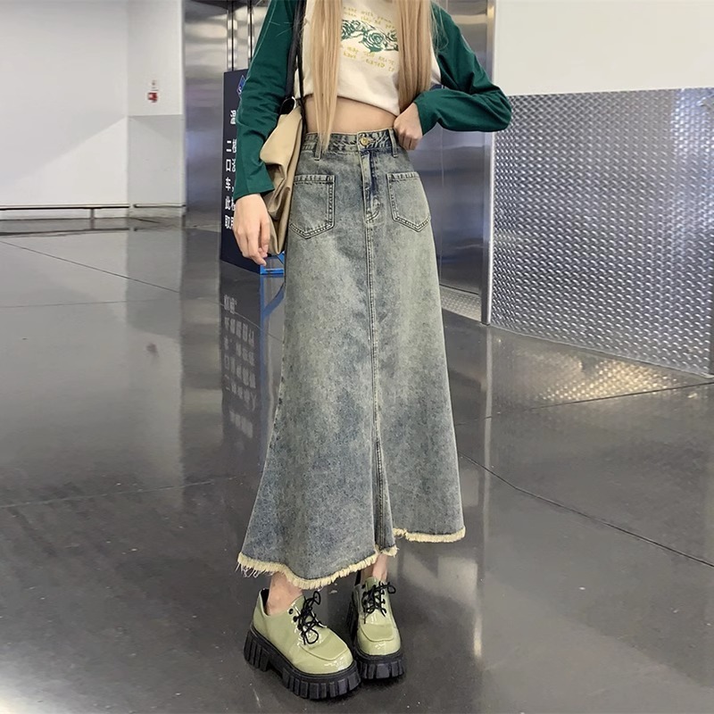 レトロなデニムのスカートの女性の大きいサイズは太っています。|undefined