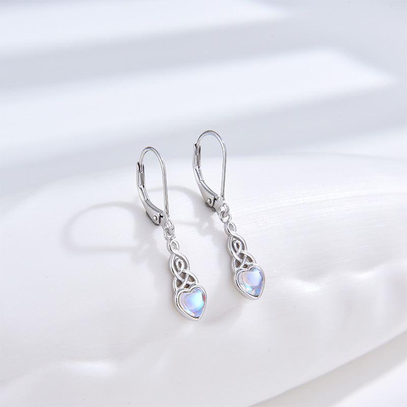 Pendientes en forma de corazón de plata S925 nuevos transfronterizos Pendientes de piedra lunar de nudo celta irlandés Pendientes simples de moda femenina