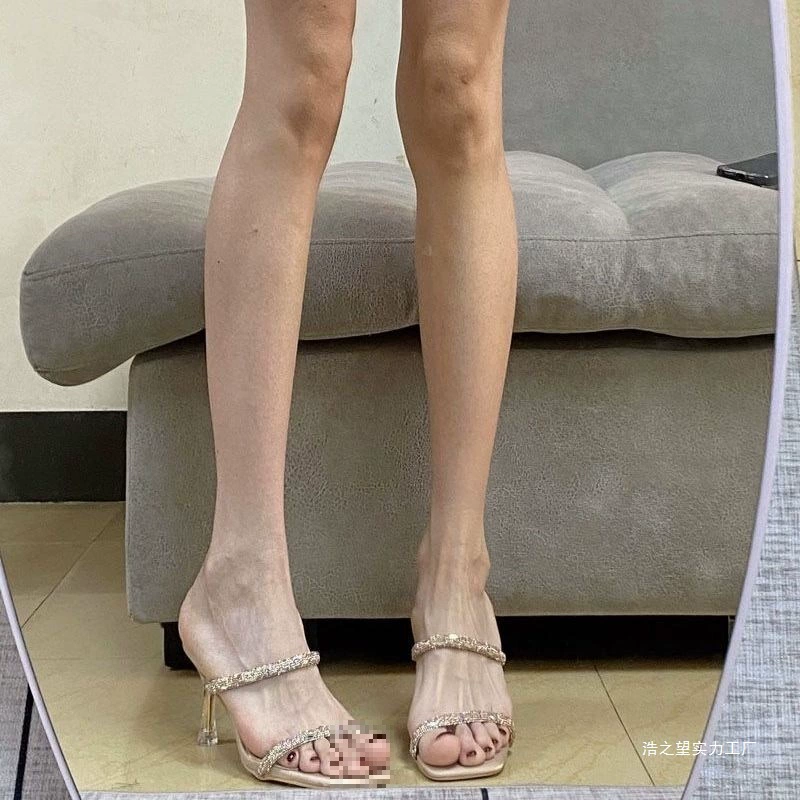 Модные sexy-сланцы? Wait. We should avoid English words like wholesale, etc. We must translate while preserving meaning and format: [Type of product] + [Brand] + [Model] + [1–2 key product features]. The input: