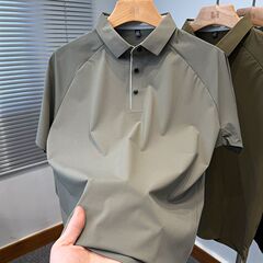 ソリッドカラーの多用途半袖 Tシャツメンズ 2025 新しいアイスシルクポロシャツメンズ夏薄いトップラペルトレンディ