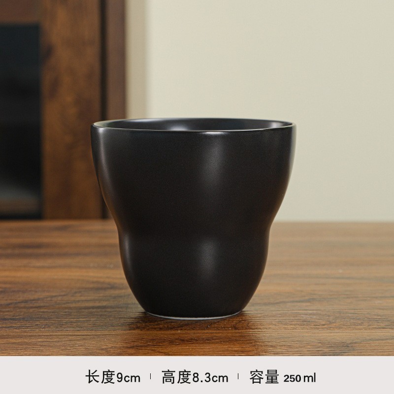 日本式の手はコーヒーのコップの陶磁器のマグカップの女性の高い顔の値の水の杯のイタリア式の濃縮の杯のプルカップのラテカップを握ります。|undefined