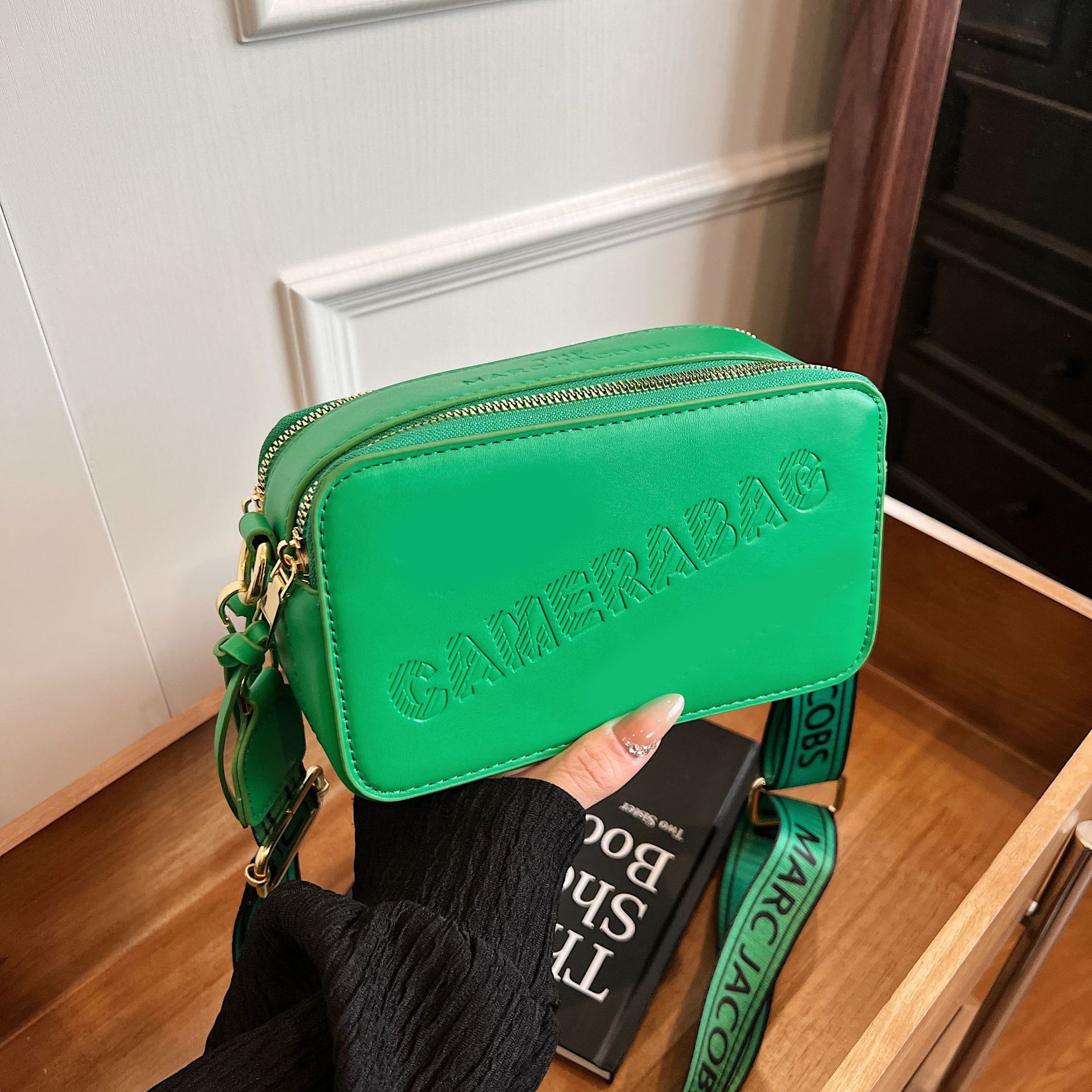 Modelo transfronterizo 2024 primavera nuevo bolso cuadrado pequeño retro europeo y americano moda transfronteriza personalidad color caramelo bolso de cámara