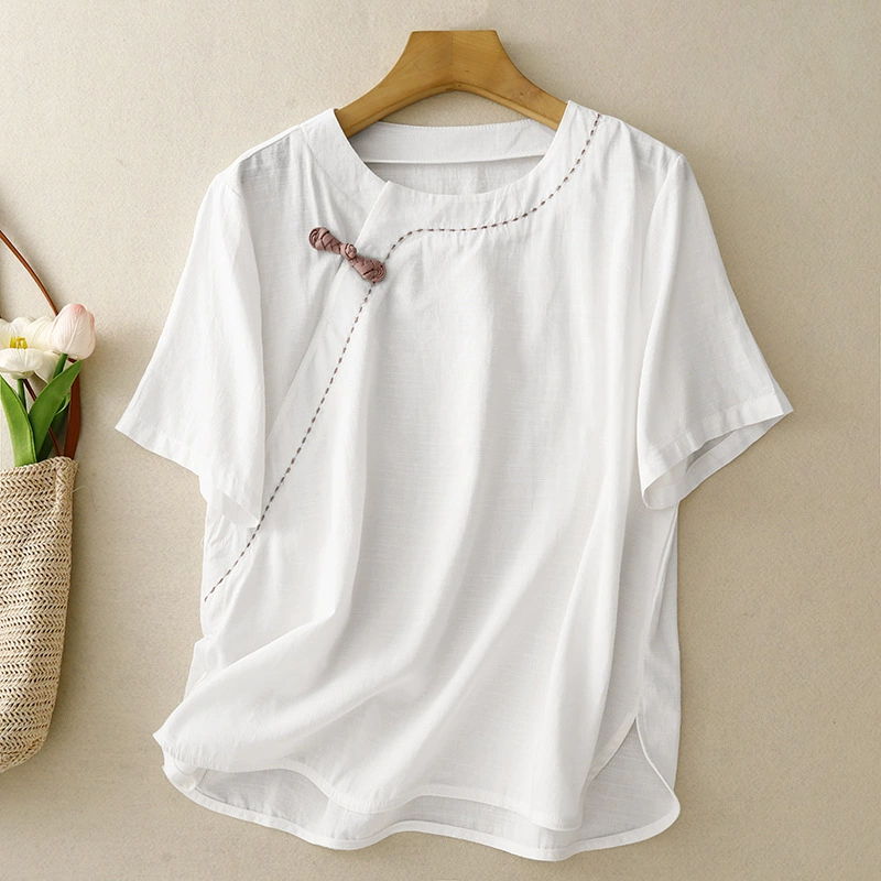 Фото реального образца летней новинки 2025 года: тонкая, высококачественная, шикарная, нишевая футболка с вышивкой, на пуговицах, с коротким рукавом, из хлопка и льна.