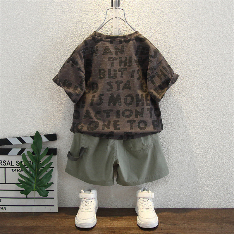 8018 traje de manga corta para niños verano suelto manga de cinco puntos 2025 nuevo traje de dos piezas con estampado de letras para niños pequeños y medianos