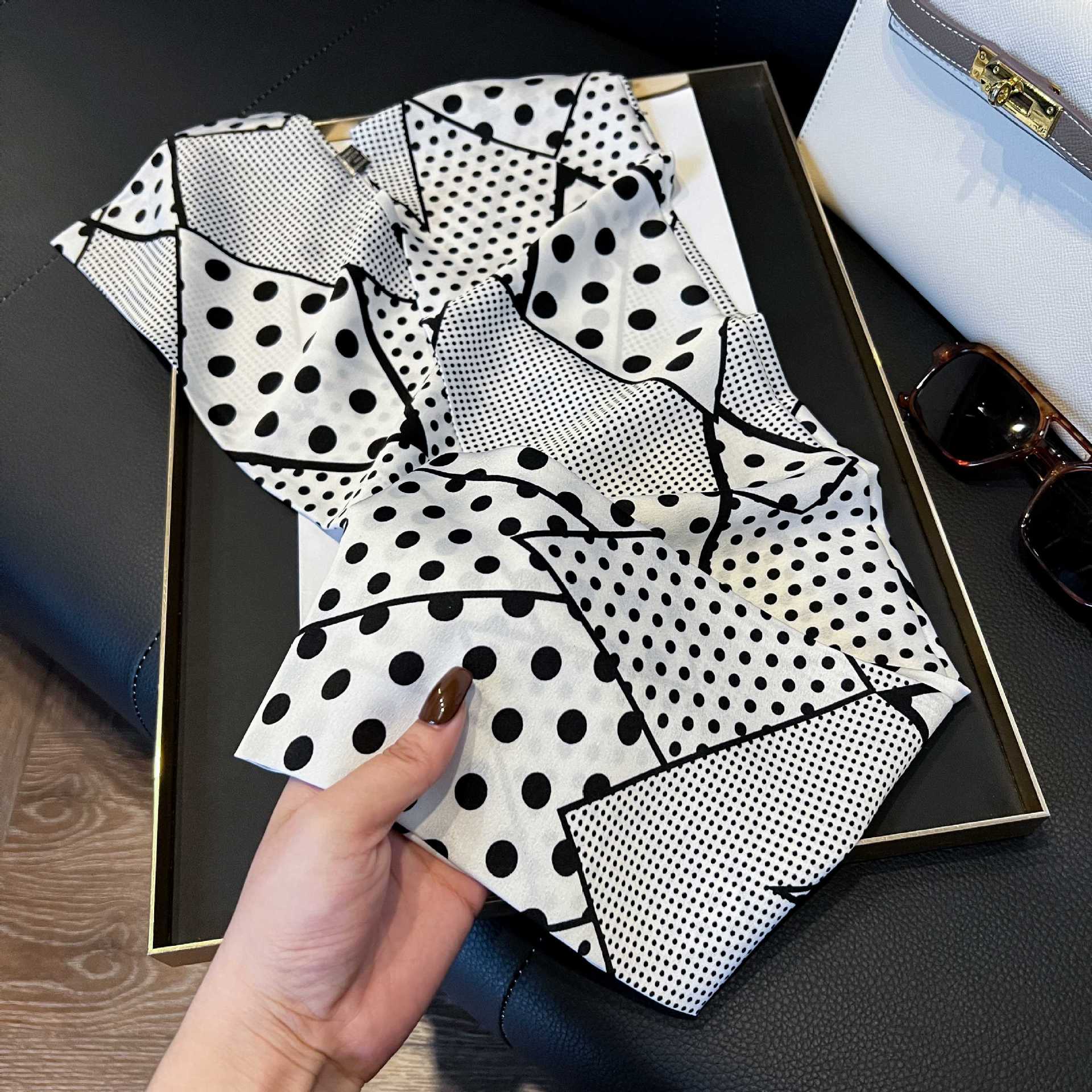 Nueva bufanda de seda pequeña banda larga estrecha para el cabello mujer estilo primavera y otoño moda madre bufanda estilo verano estilo fino serpentina bufanda al por mayor