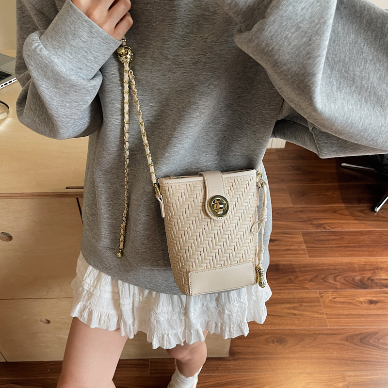 Versión coreana de la bolsa de teléfono móvil Xiaoxiangfeng 2025 nuevo bolso de cadena bolso de hombro tejido retro bolso de mensajero de todo fósforo de moda mujer