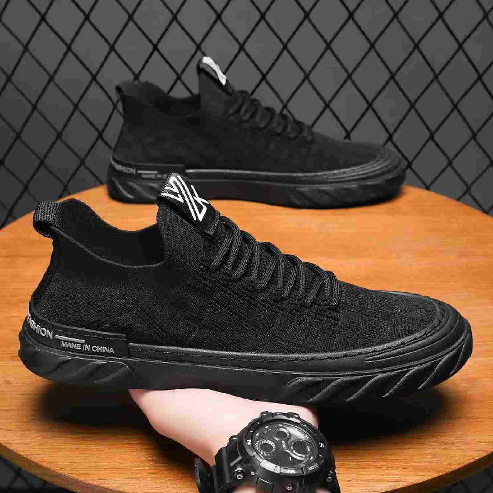 Nuevos zapatos de hombre de tela volante, zapatos de un solo pedazo de malla transpirables coreanos simples y cómodos zapatos de hombre al por mayor