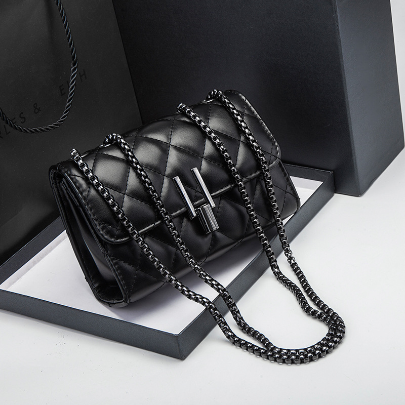 Liten vadderad axelremsväska för damer med kedja_voghion.com