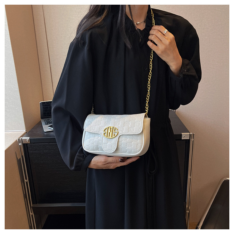 Torba na rame s lancem za žene s reljefnom teksturom moderna_voghion.com