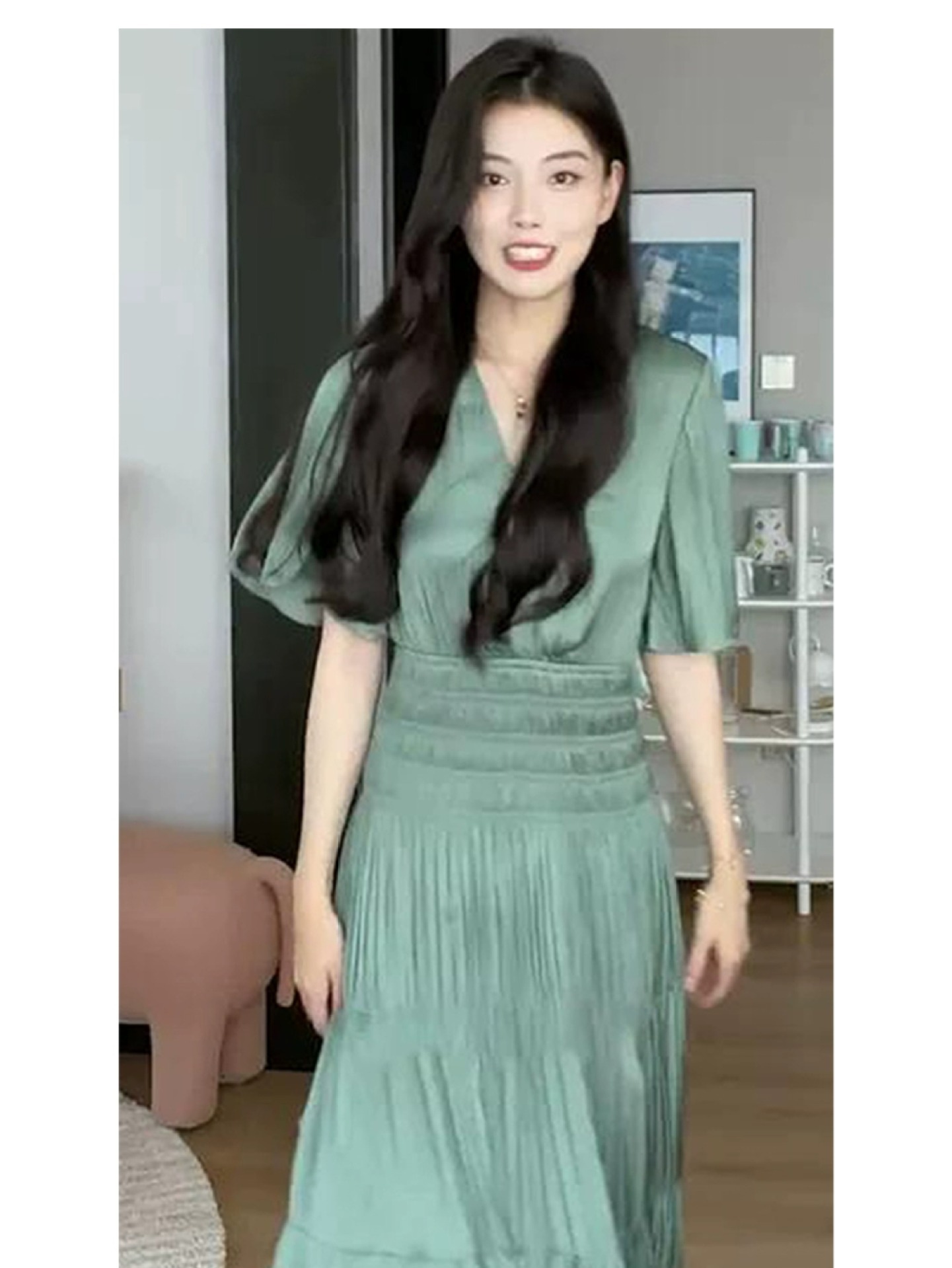 Váy liền satin cổ chữ V dáng dài kiểu Pháp tinh tế — váy xanh chi tiết 4