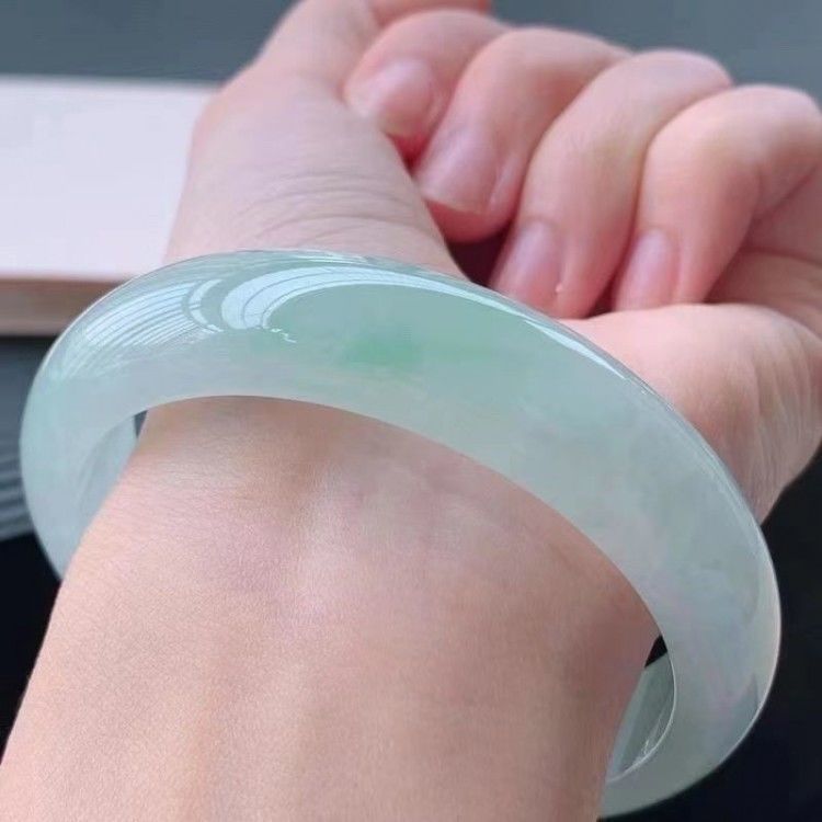 Vòng tay ngọc bích Miến Điện A hàng thiên nhiên, nước băng trong, màu xanh nhạt phong thủy