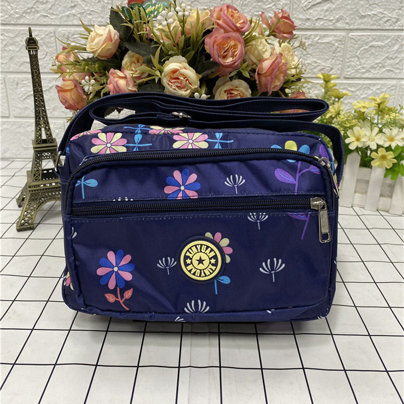 파란색 바닥 꽃잎