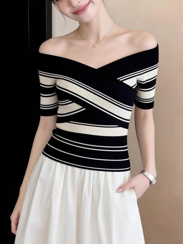 Áo thun nữ tay ngắn sọc chéo cổ yếm thắt eo — sọc