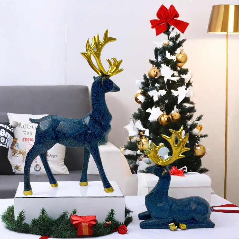 クリスマスの創意カップルは鹿の置物の客間のテレビの棚の軽い贅沢な工芸品の家庭の装飾用品に対して引っ越して贈り物をします。|undefined