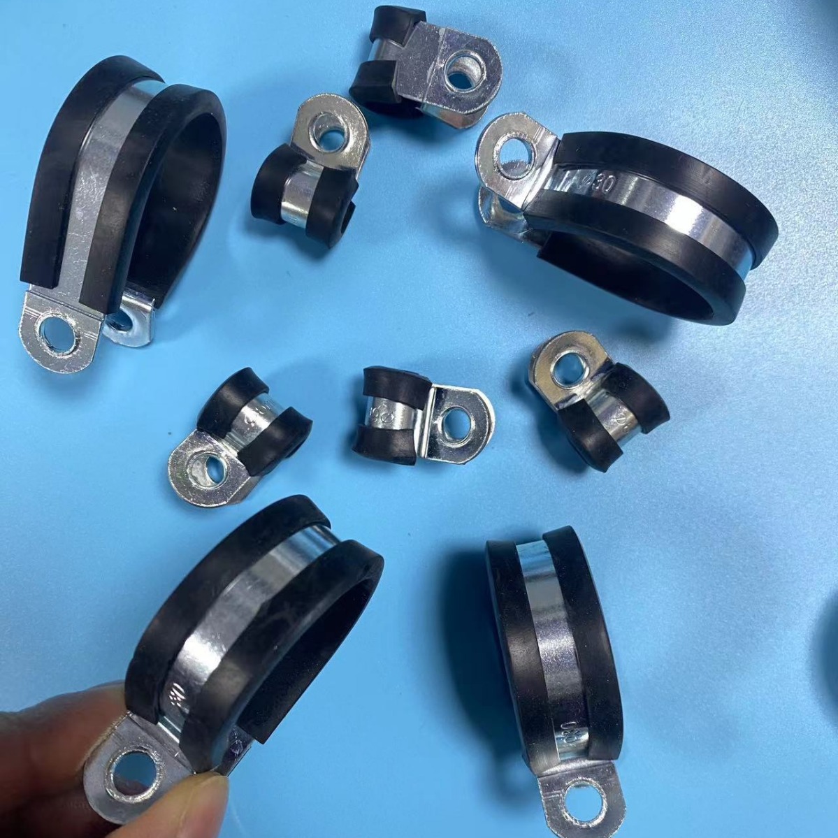 连胶条R型连胶条卡箍 R型带胶软管紧固夹R型橡胶减震防震抱箍40mm