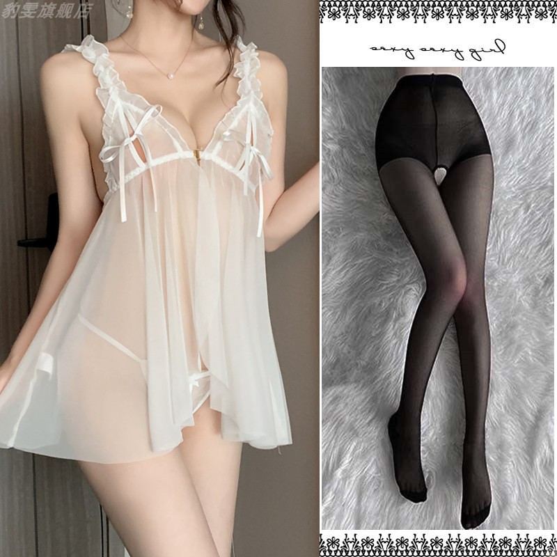 흰색 잠옷 + 검정색 오픈 양말