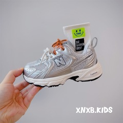2025 秋の新子供靴男の子軽量で快適なスポーツランニングシューズ韓国スタイルのファッショナブルで多用途な女の子のお父さん靴