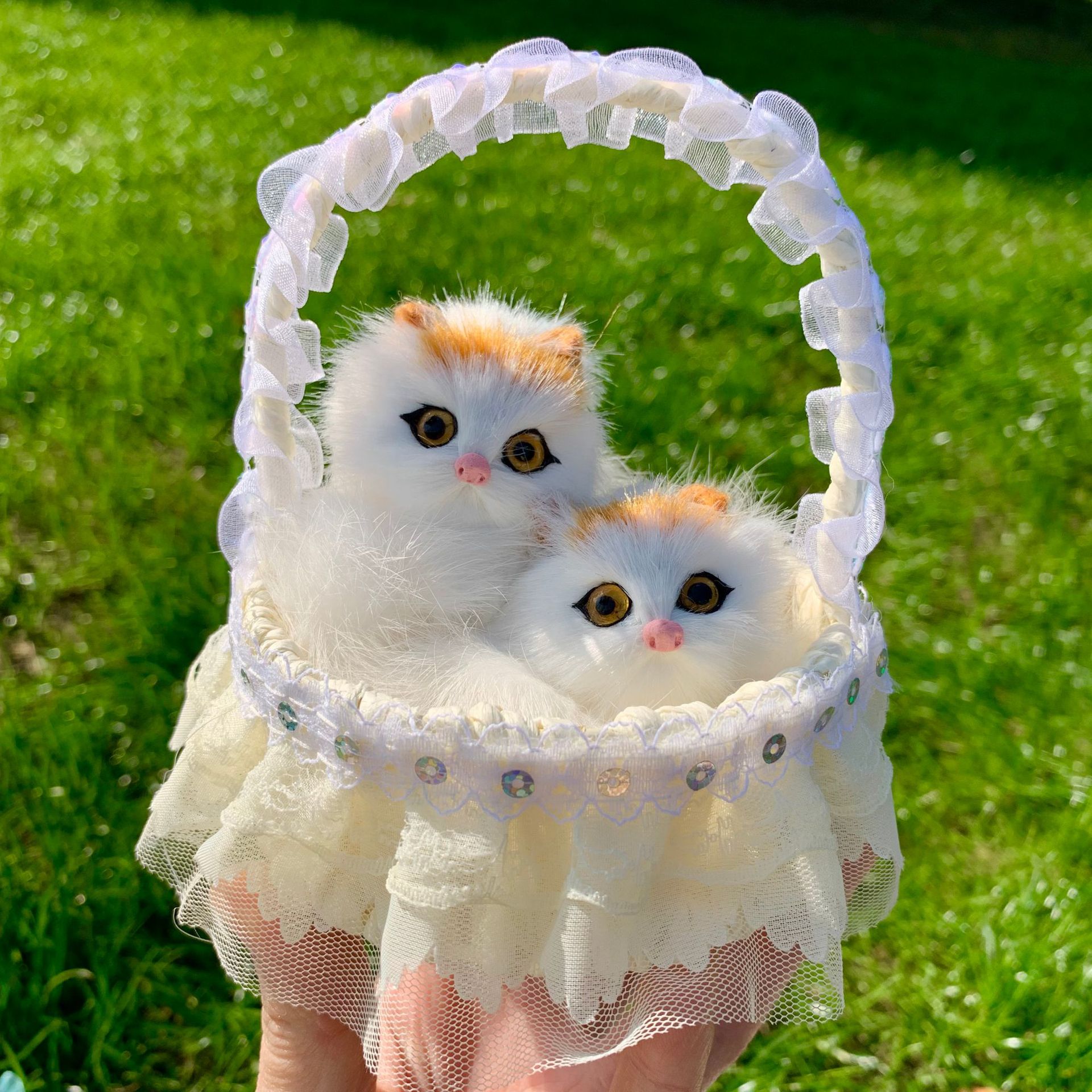 Panier de fleurs à cinq doigts jaune clair mère et enfant chat