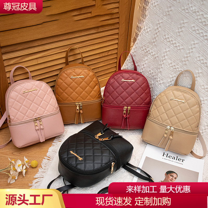 small capacious bag with diamond pattern with zipper