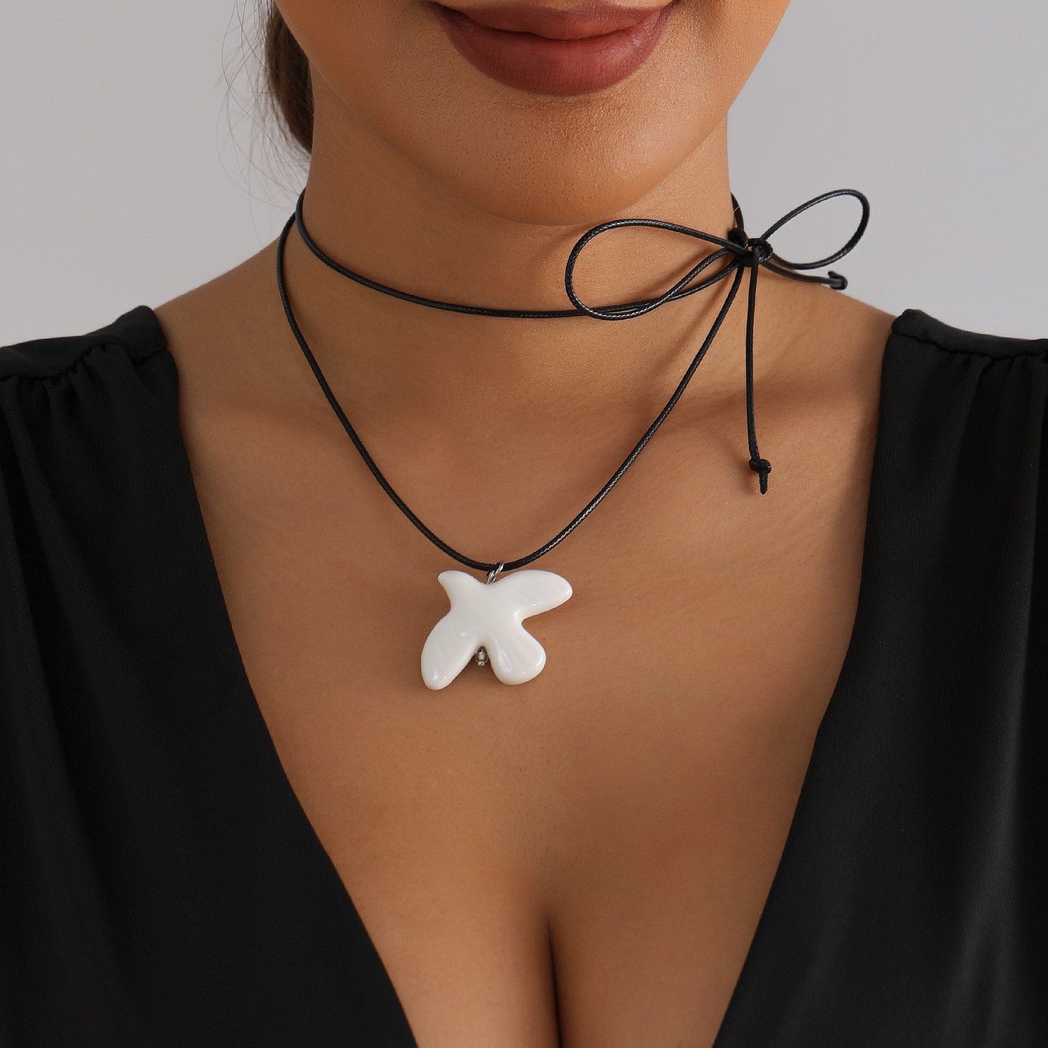 欧美跨境饰品极简风白色陶瓷和平鸽子项链女 系带黑绳长款毛衣链