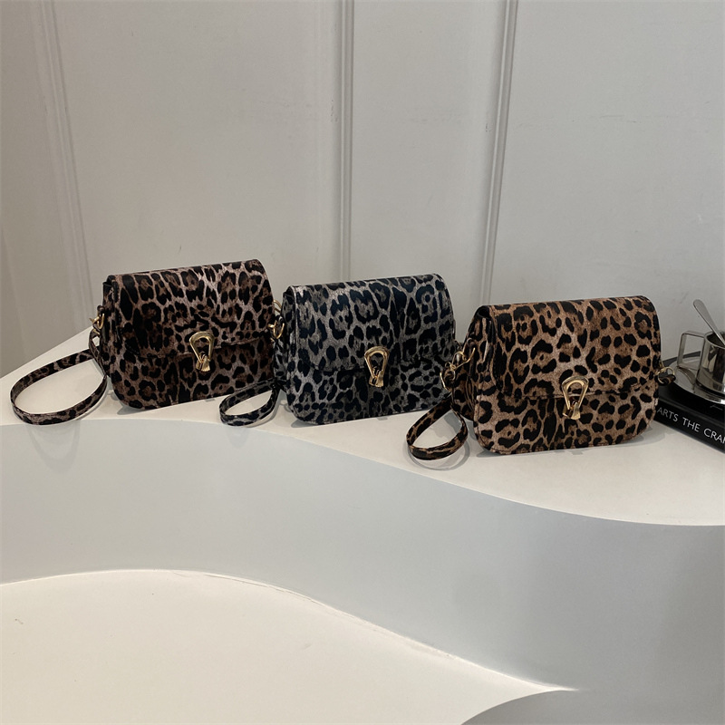 Bolsa de hombro de moda simple con bloqueo de leopardo otoño / invierno 2024 nuevo estilo coreano bolso cuadrado de aire extranjero bolso de silla de moda