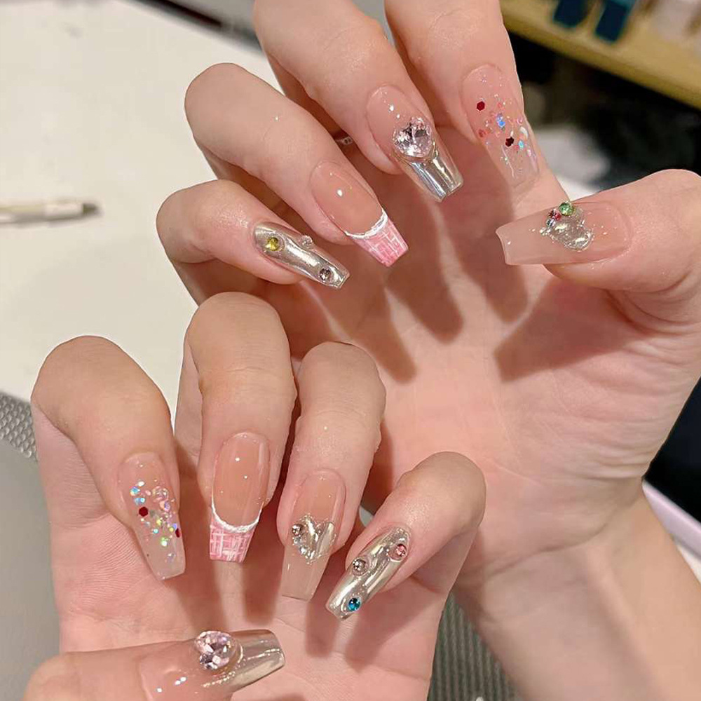 Uñas postizas con forma de corazón rosa, piezas de uñas con diamantes grandes en rosa y blanco, pegatinas de uñas a cuadros, piezas de uñas terminadas al por mayor.