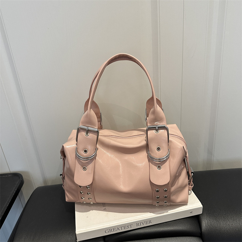 Korean-style rivet handbag, shoulder bag, underarm bag for women, high-capacity, stylish, trendy, commuter bag, biker bag for fashionable girls