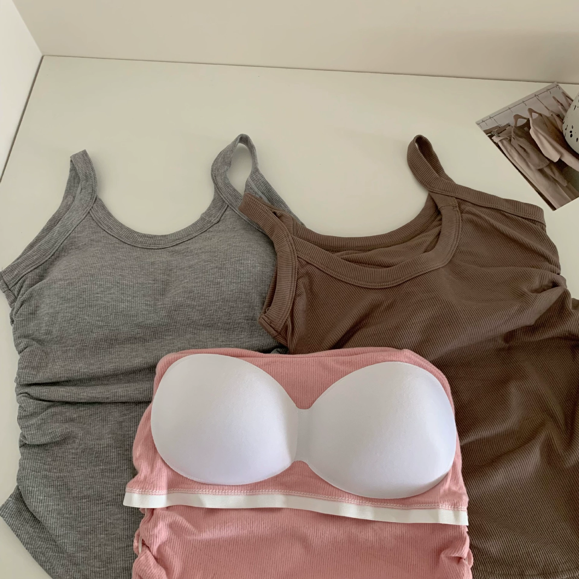 Топ-майка из велюра с подкладкой, one-size (80–130 цзинь), с чашками и поддержкой спины