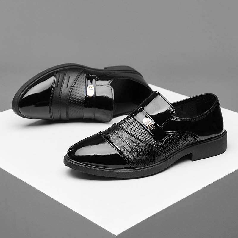 2025 nuevos zapatos de hombre transfronterizos zapatos de cuero brillantes zapatos casuales de hombre zapatos de negocios zapatos de espejo de tamaño grande versátil