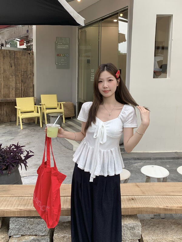 プラスサイズの太ったMMの甘い質感のスクエアネックトップは、蝶ネクタイ付きの右肩半袖Tシャツです|undefined