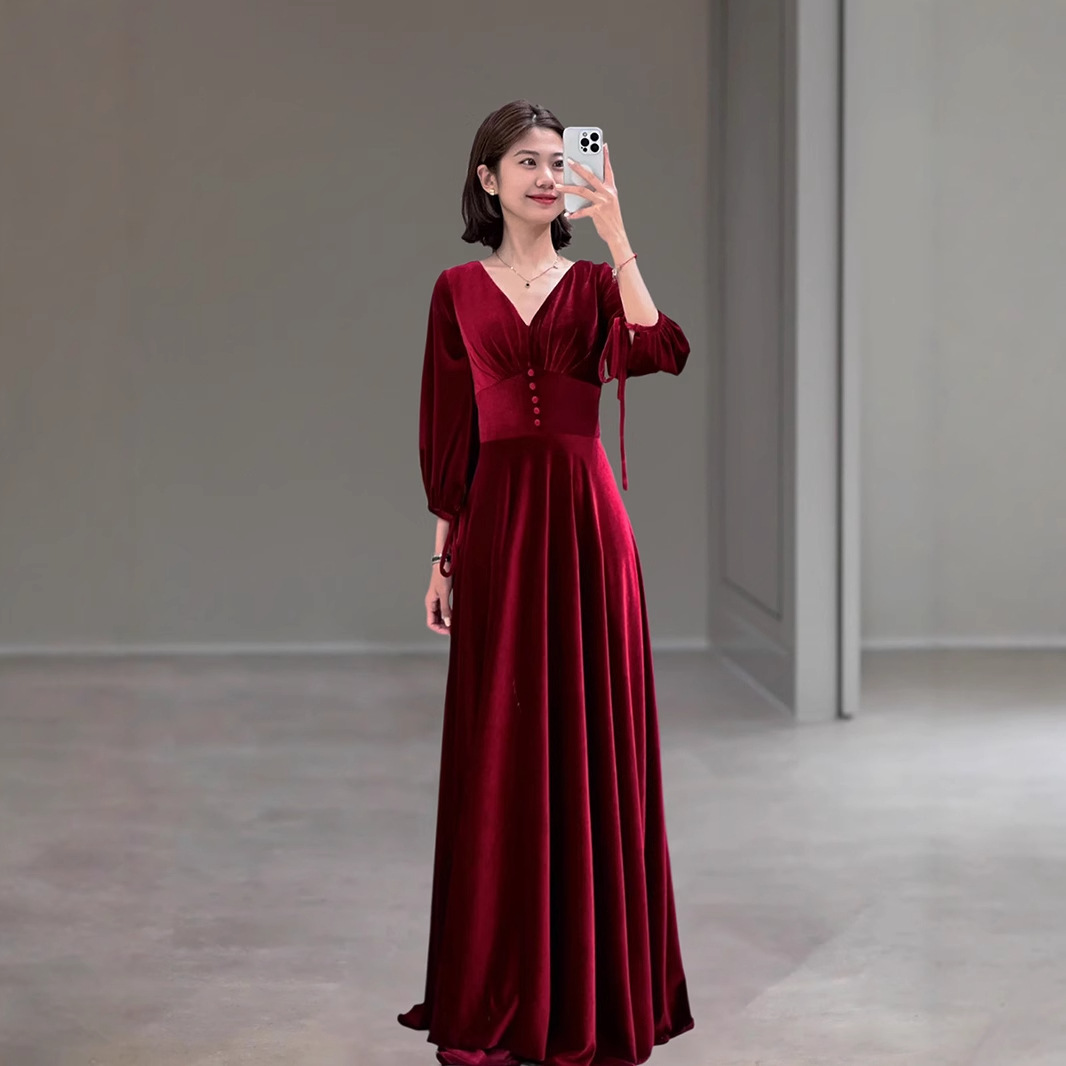 Vino de banquete de alto nivel rojo vestido de cuello en v vestido de brindis de novia de manga larga grande vestido de adelgazamiento diario