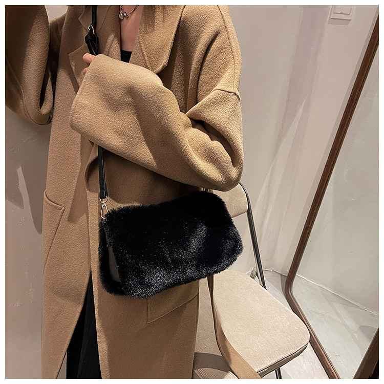 Bag 2021 New Plush Small Square Bag Simple Western Style Autumn And Winter Shoulder Textured Women 's Bag Fashionable Furry Crossbody Bag display picture 7