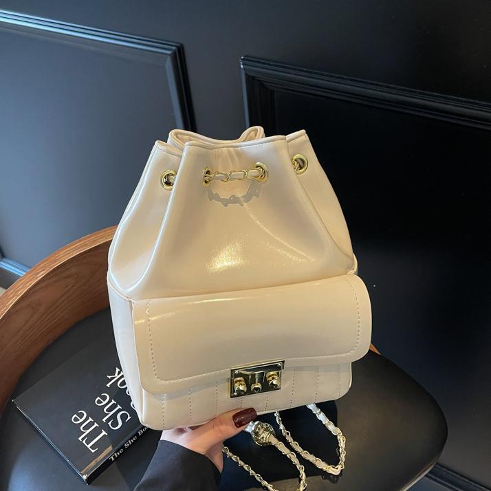 Nicho de tendencia diseño de bolsas de cubo de abrazadera versátil2025 nuevo bolso de mujer de alta calidad cadena para salir mochila de viaje