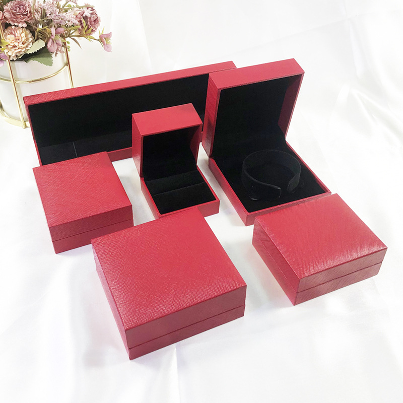 厂家直销红色斜格充皮纸首饰盒黄金饰品包装盒戒指项链盒珠宝盒子