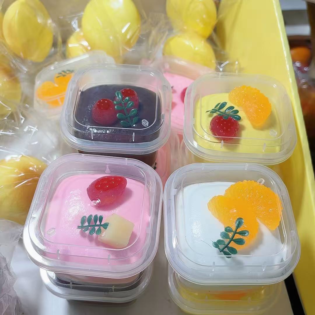 무작위로 젖고 부드러운 색상의 케이크 컵이 천천히 리바운드됩니다.