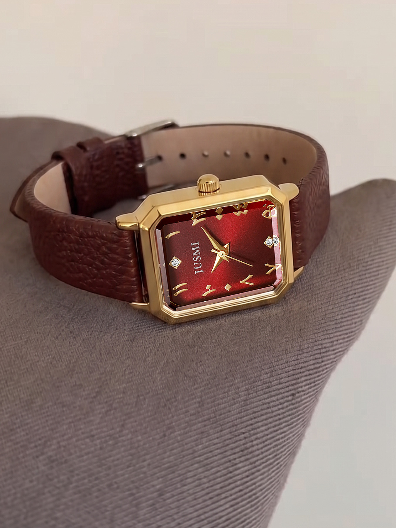 Sınırötesi Başarılı Kırmızı Kadran Altın Kadın Kuvars Saati Vintage Oval / Kare Kadın Saati Hafif Lüks Niş Tasarım