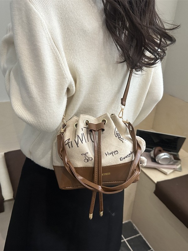 Bolsas de mujer transfronterizas 2025 nueva moda de viaje popular simple ocio mochila versátil torsión bolsas de cubo de mano