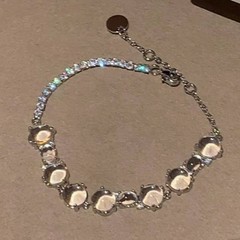 小紅の本の同タイプの清冷感の氷透のボールのブレスレットの女性のフルドリルは小さい大衆の設計の高い顔の値の泡の装飾をつなぎ合わせます。