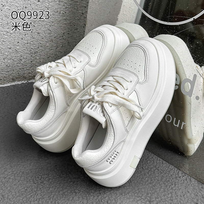 Pequeños zapatos blancos para mujeres en línea rojo explosión de otoño y invierno 2025 aumento de suela gruesa de cuero real y terciopelo pequeño in-mode zapatos de skate casuales