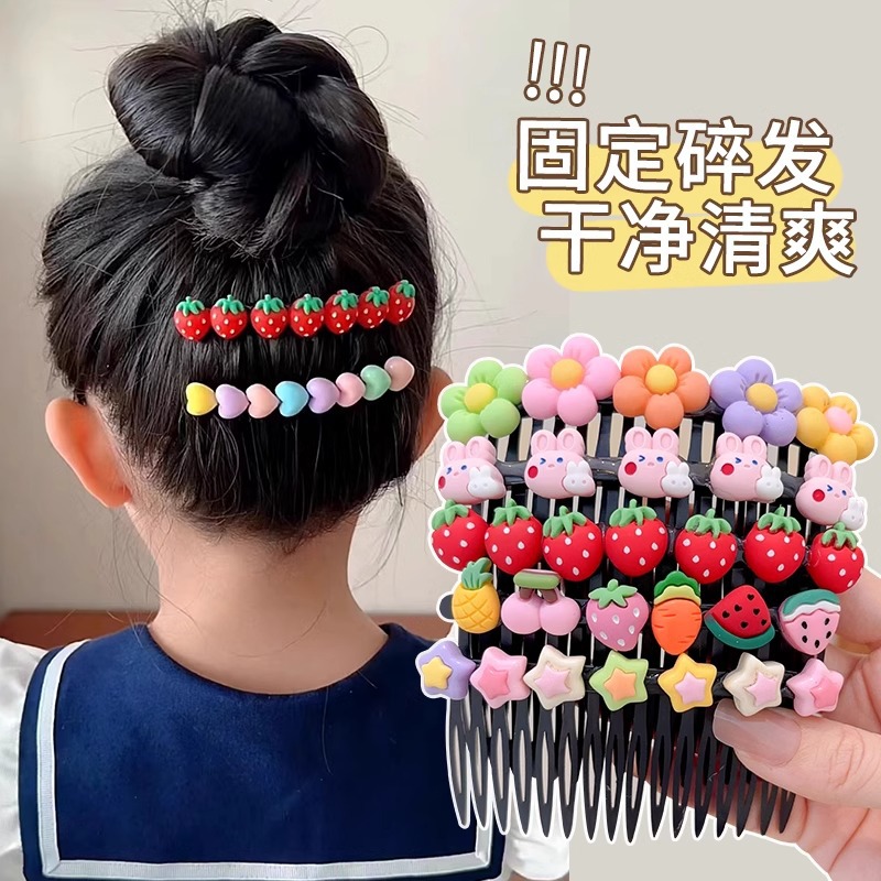 Hermosos niños tirando del cabello de la cabeza de la niña peinada de cabello de la parte posterior de la frente peinada peinada de cabello toque