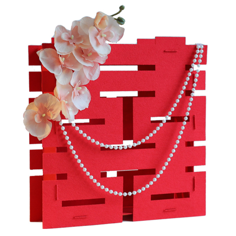 結婚立体大喜びの字が床に落ちて結婚部屋を飾ってホテルの婚約結婚式の装飾用品の寝室の客間を配置します。|undefined