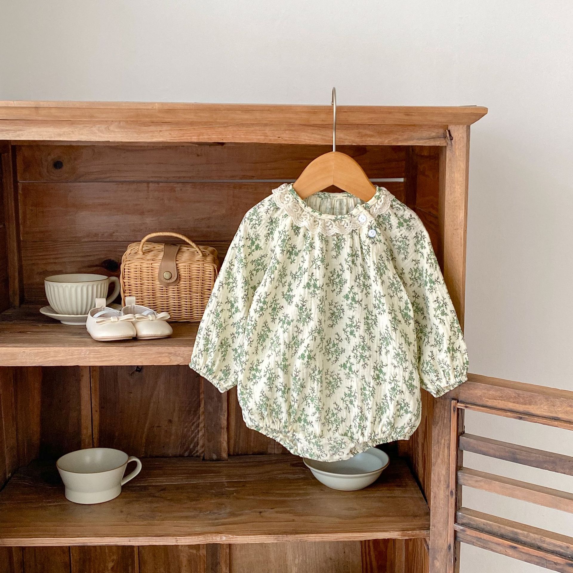 2024 frühling 0-3 Jahre Alten Weiblichen Baby Kleine Spitze Kragen Gedruckt Langarm Ha Kleidung Tasche Butt overall crawler Kleidung_voghion.com